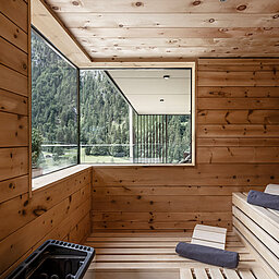 Private Holzsauna im Wellnesshotel Lürzerhof nahe Obertauern mit komfortablen Liegen und Panoramablick auf die Salzburger Bergwelt