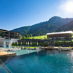 Der Bergseepool im Wellnesshotel Lürzerhof in Salzburg