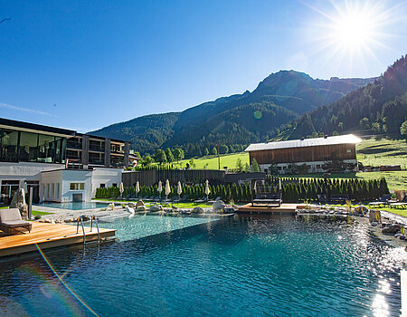 Der Bergseepool im Wellnesshotel Lürzerhof in Salzburg