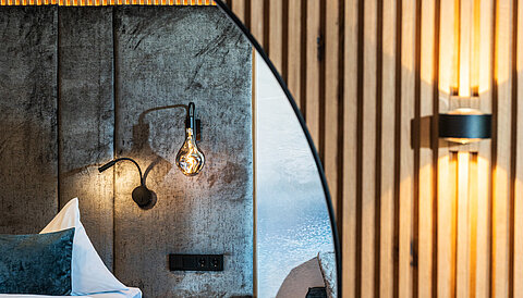 Das gemütliche Bett in der Mountain Loft Familiensuite im Lürzerhof