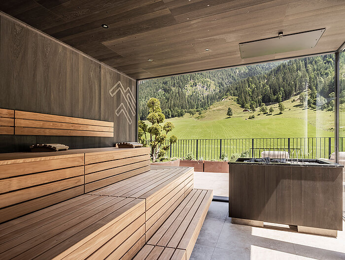 Biosauna im Sky Spa des Wellnesshotels Lürzerhof nahe Obertauern mit Panoramablick auf die Salzburger Bergwelt