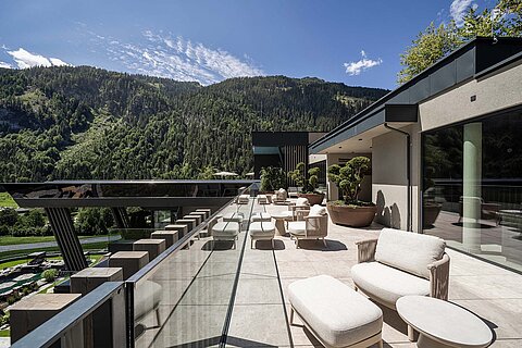 Panorama-Dachterrasse des Sky Spa im Nature SPA Resort Lürzerhof mit Blick auf die Radstädter Tauern.