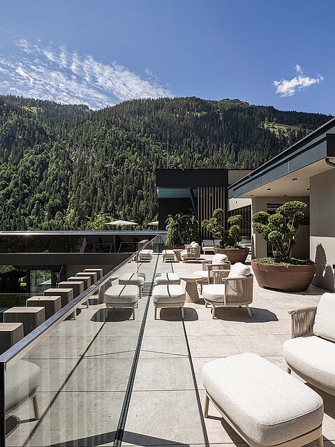Panorama-Dachterrasse des Sky Spa im Nature SPA Resort Lürzerhof mit Blick auf die Radstädter Tauern.