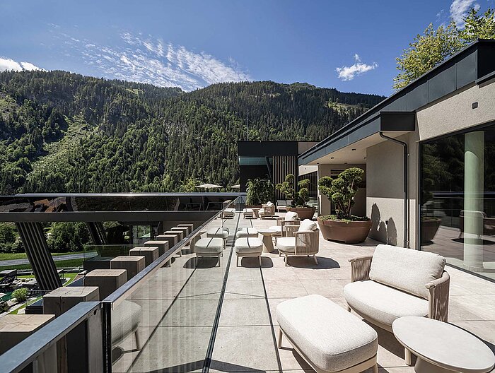 Panorama-Dachterrasse des Sky Spa im Nature SPA Resort Lürzerhof mit Blick auf die Radstädter Tauern.