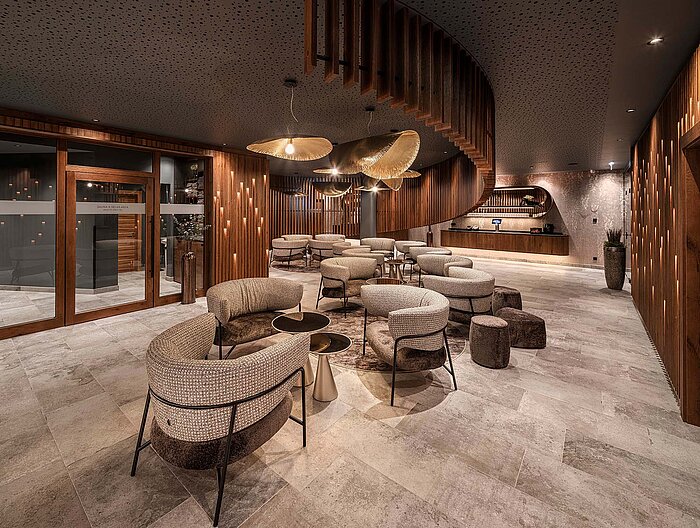 Wellness Lounge im Lürzerhof mit gemütlichen Sesseln, warmem Holzdesign und Zugang zum Sauna- und Relaxbereich