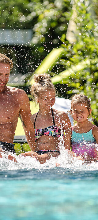 Familie hat SpaÃŸ am Pool im LÃ¼rzerhof Wellnesshotel Salzburg