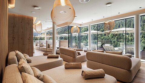 Panorama-Ruheraum im Sky Spa des Wellnesshotels Lürzerhof mit Komfortliegen und Bergblick.
