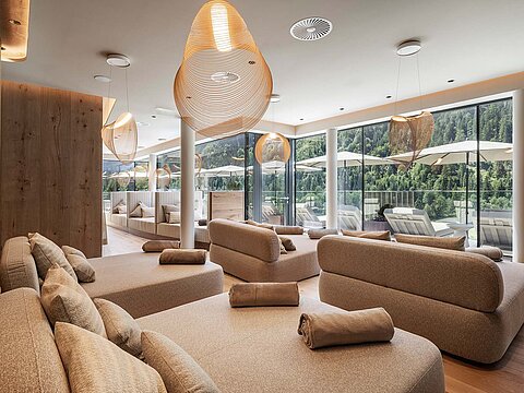 Panorama-Ruheraum im Sky Spa des Wellnesshotels Lürzerhof mit Komfortliegen und Bergblick.