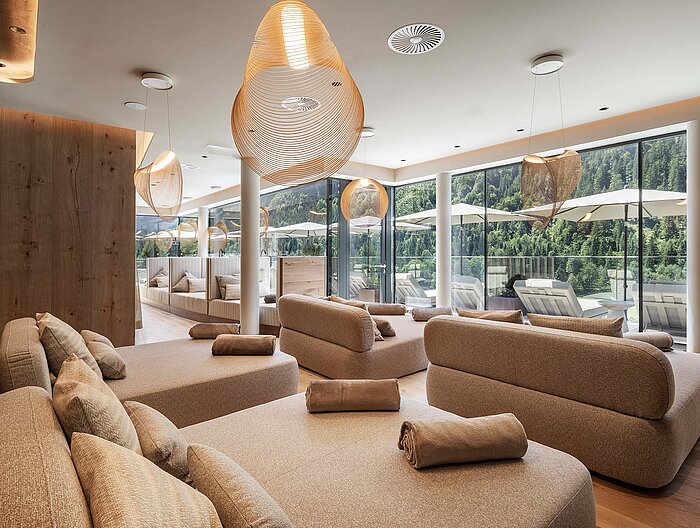 Panorama-Ruheraum im Sky Spa des Wellnesshotels Lürzerhof mit Komfortliegen und Bergblick.