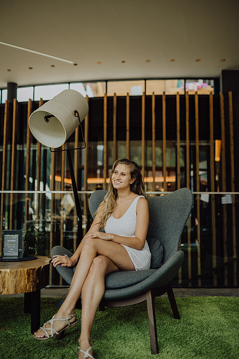 Eine Frau genießt die Atmosphäre in der Lounge des Lürzerhof