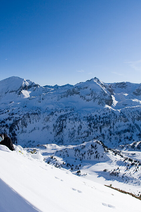 Personen genießen die Sonne am Berg im Aktivurlaub in Obertauern