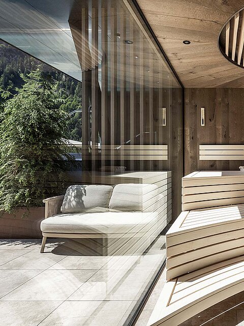 Finnische Panorama-Sauna des Sky Spa im Lürzerhof mit Glasfront und Sonnenterrasse.