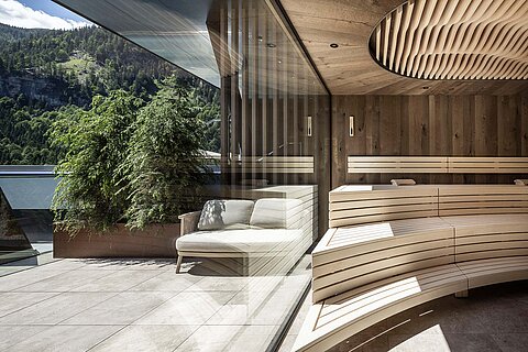 Finnische Panorama-Sauna des Sky Spa im Lürzerhof mit Glasfront und Sonnenterrasse.