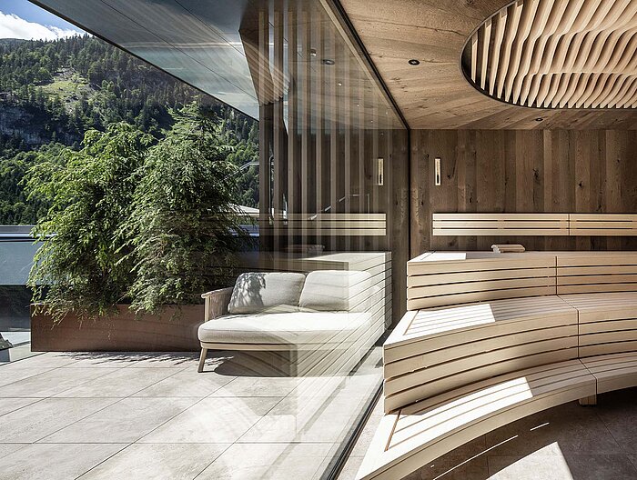 Finnische Panorama-Sauna des Sky Spa im Lürzerhof mit Glasfront und Sonnenterrasse.