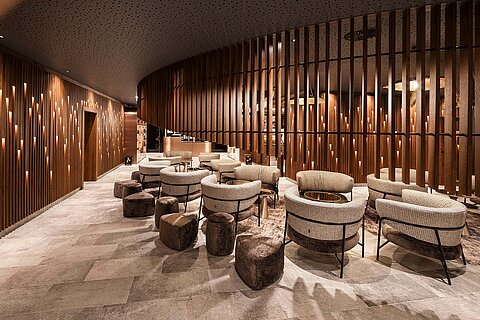 Spa Lounge im Lürzerhof mit gemütlichen Sesseln, warmem Holzdesign und stimmungsvoller Beleuchtung