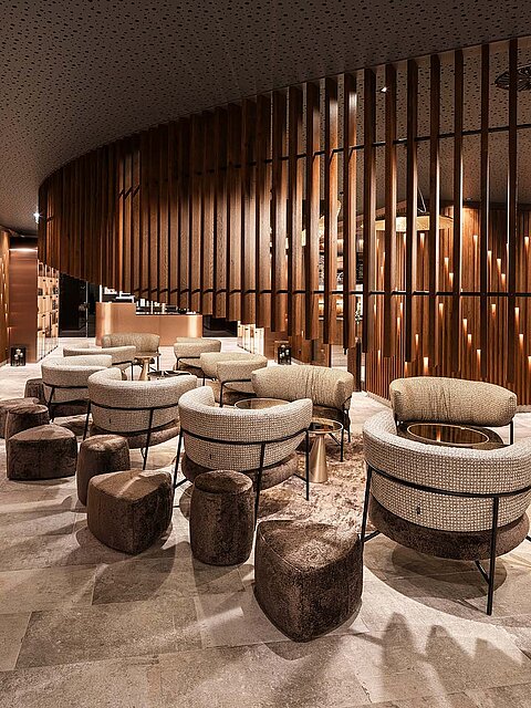 Spa Lounge im Lürzerhof mit gemütlichen Sesseln, warmem Holzdesign und stimmungsvoller Beleuchtung