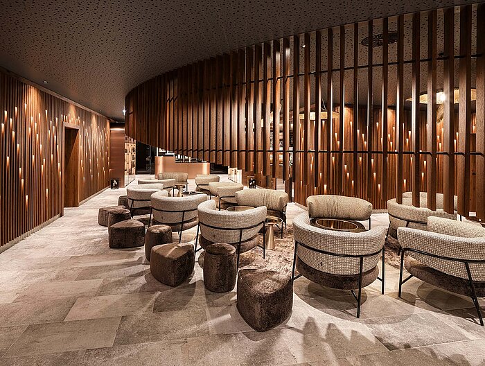 Spa Lounge im Lürzerhof mit gemütlichen Sesseln, warmem Holzdesign und stimmungsvoller Beleuchtung