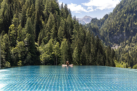 Entspannung im Infinity Sky Pool des Lürzerhofs mit Panoramablick auf Wälder und die Salzburger Bergwelt nahe Obertauern