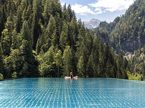 Entspannung im Infinity Sky Pool des Lürzerhofs mit Panoramablick auf Wälder und die Salzburger Bergwelt nahe Obertauern