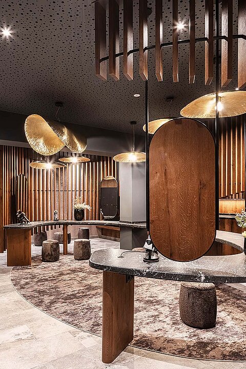 Eleganter Spa-Umkleideraum im Lürzerhof mit Schließfächern, Spiegeln und komfortablen Stylingplätzen