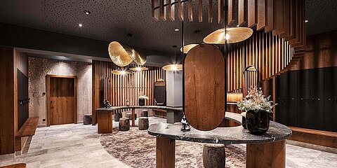 Eleganter Spa-Umkleideraum im Lürzerhof mit Schließfächern, Spiegeln und komfortablen Stylingplätzen