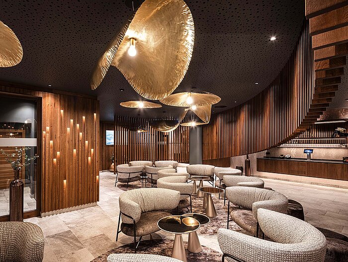 Tea Lounge im Sky Spa des Wellnesshotels Lürzerhof mit edlem Holzdesign und gemütlichen Sesseln.