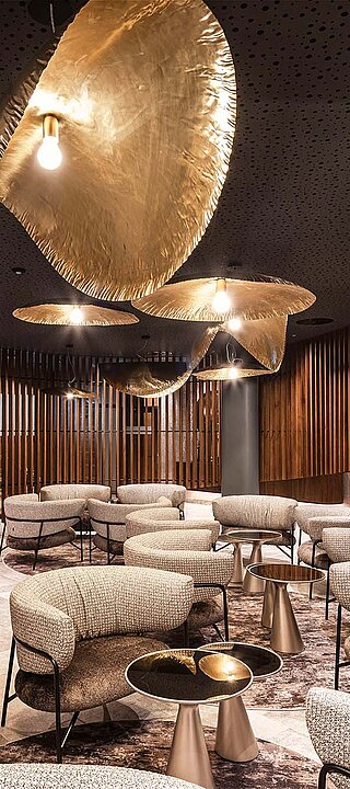 Tea Lounge im Sky Spa des Wellnesshotels Lürzerhof mit edlem Holzdesign und gemütlichen Sesseln.