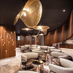 Tea Lounge im Sky Spa des Wellnesshotels Lürzerhof mit edlem Holzdesign und gemütlichen Sesseln.