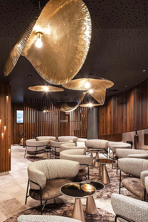 Tea Lounge im Sky Spa des Wellnesshotels Lürzerhof mit edlem Holzdesign und gemütlichen Sesseln.
