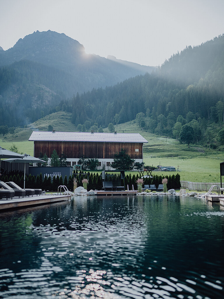 Der Bergseepool im Lürzerhof Wellnesshotel in Salzburg