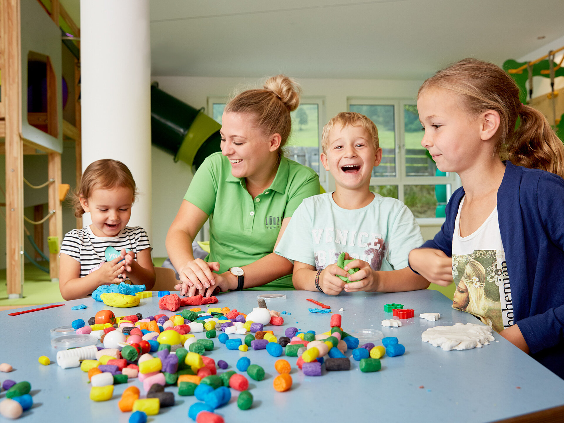 Kinder spielen im Spielbereich des Lürzerhofs, dem Familienhotel in Österreich für Urlaub mit Kindern.