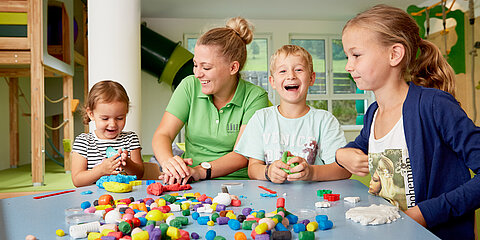 Kinder spielen im Spielbereich des Lürzerhofs, dem Familienhotel in Österreich für Urlaub mit Kindern.