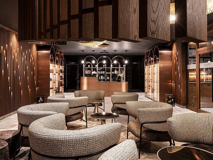 Adults Only Spa Lounge im Lürzerhof mit komfortablen Sitzgruppen, Holzdesign und Erfrischungsbar.