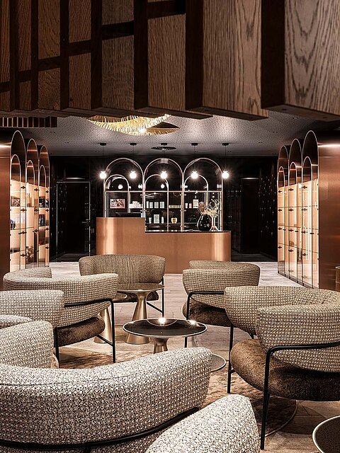 Adults Only Spa Lounge im Lürzerhof mit komfortablen Sitzgruppen, Holzdesign und Erfrischungsbar.