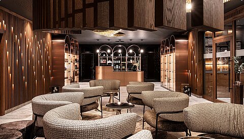 Adults Only Spa Lounge im Lürzerhof mit komfortablen Sitzgruppen, Holzdesign und Erfrischungsbar.