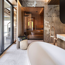 Freistehende Badewanne und private Sauna in der Wellnesssuite des Lürzerhofs
