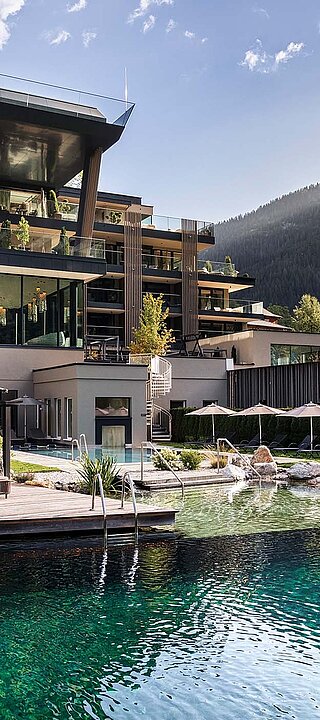 Luxury Nature Spa Resort Lürzerhof in Untertauern mit Naturbadesee, Sonnenterrasse und Bergpanorama im Salzburger Land.