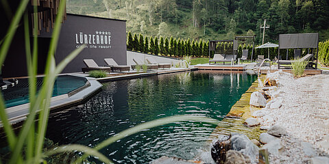 Der Outdoorpool im Adults Only Bereich im Wellnesshotel Lürzerhof in Salzburg