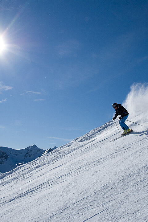 Zwei Skifahrer im Skiurlaub in Österreich