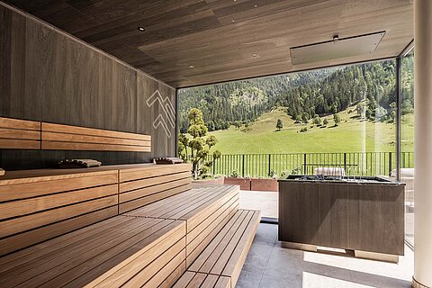 „Biosauna im Sky Spa des Hotels Lürzerhof mit Holzliegen und Panoramafenster zur Bergwelt von Untertauern.“
