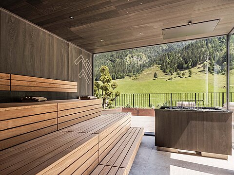 „Biosauna im Sky Spa des Hotels Lürzerhof mit Holzliegen und Panoramafenster zur Bergwelt von Untertauern.“