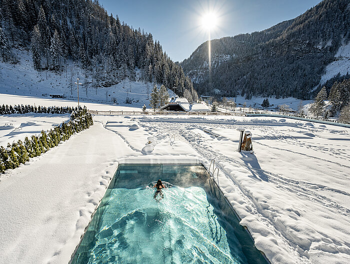 Der Outdoorpool im Winter des Wellnesshotels Lürzerhof in Salzburg