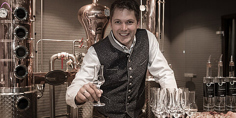 Harald Habersatter in der Hauseigenen Schaubrennerei am Lürzerhof