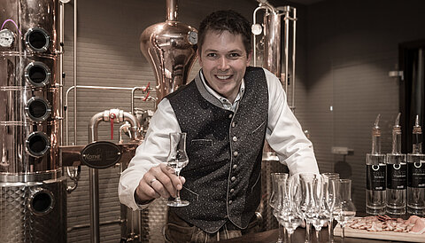 Harald Habersatter in der Hauseigenen Schaubrennerei am Lürzerhof