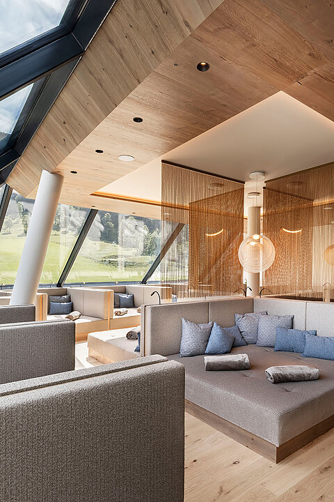 Großzügiger Ruheraum im Sky Spa des Wellnesshotels Lürzerhof nahe Obertauern mit komfortablen Liegeflächen und Panoramafenstern