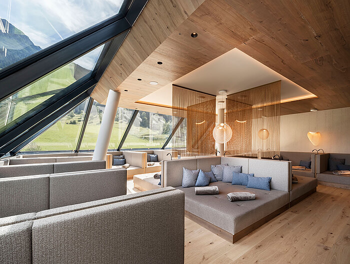 Großzügiger Ruheraum im Sky Spa des Wellnesshotels Lürzerhof nahe Obertauern mit komfortablen Liegeflächen und Panoramafenstern