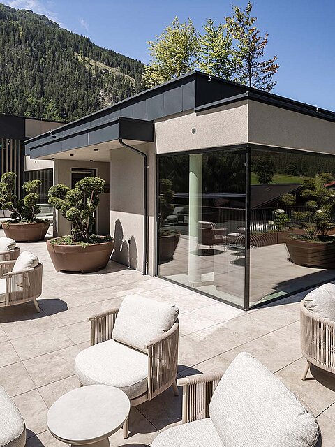 Dachterrasse im Adults Only Sky Spa des Lürzerhofs mit Loungemöbeln und Bergpanorama.