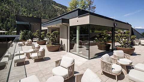 Dachterrasse im Adults Only Sky Spa des Lürzerhofs mit Loungemöbeln und Bergpanorama.