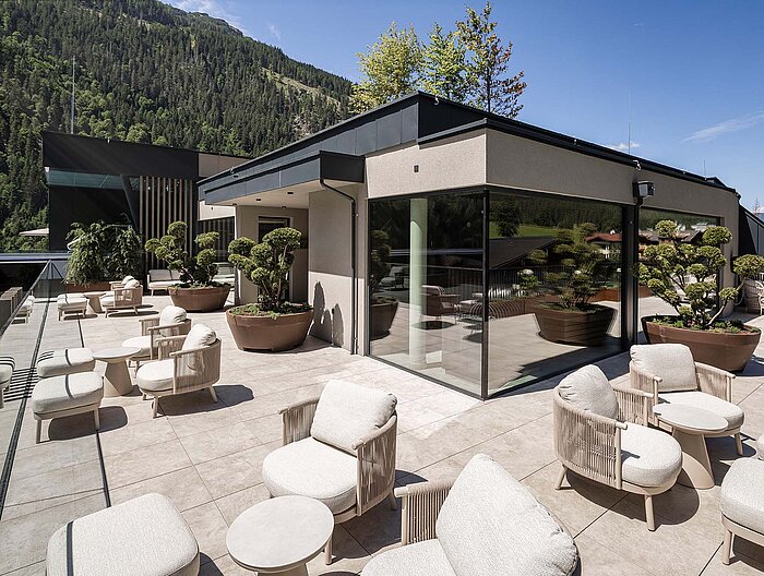 Dachterrasse im Adults Only Sky Spa des Lürzerhofs mit Loungemöbeln und Bergpanorama.