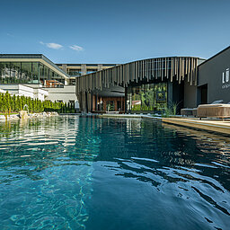 Der Outdoorpool im Adults Only Bereich im Wellnesshotel Lürzerhof in Salzburg
